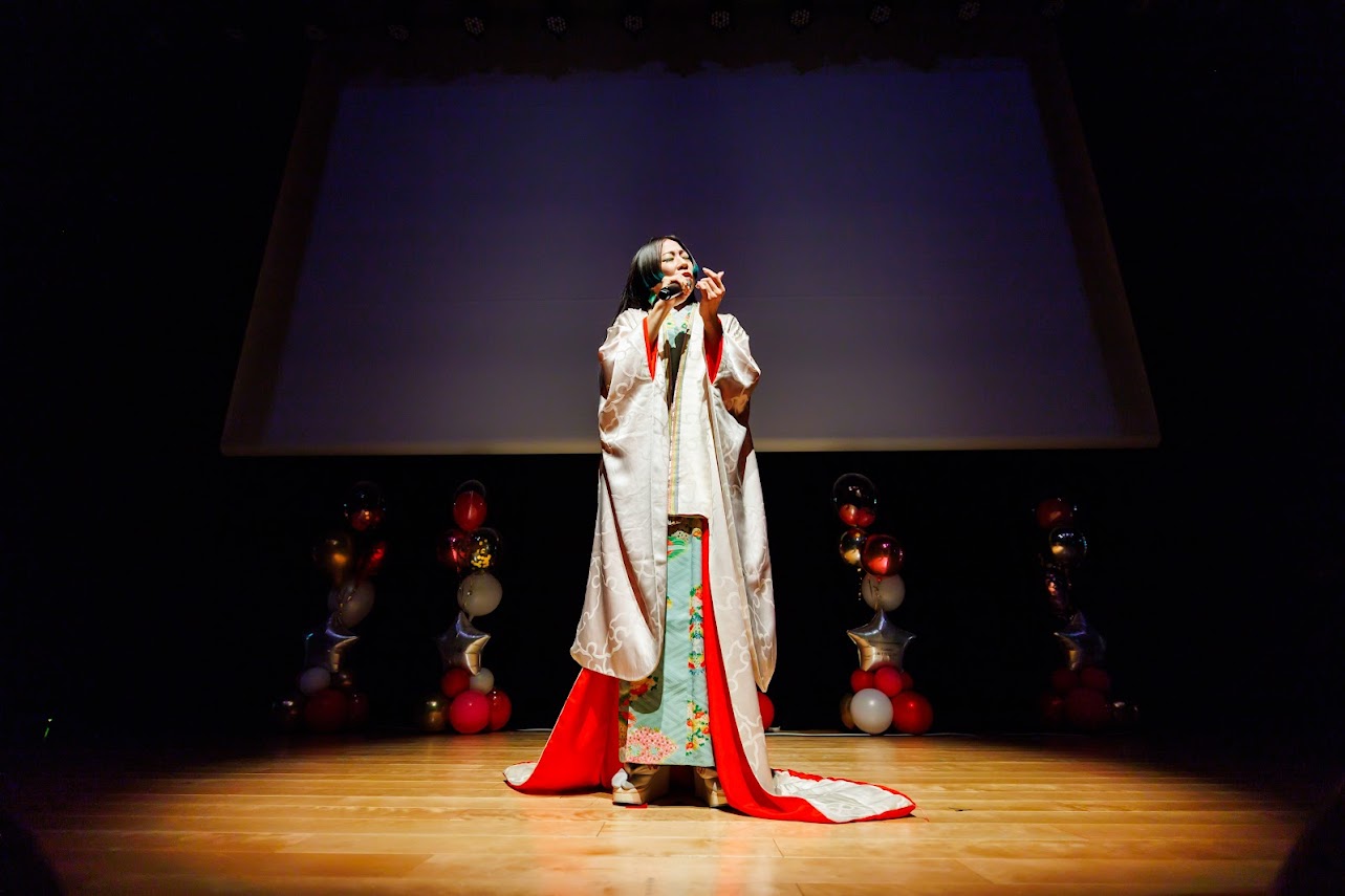 舞台で出演するかくばりゆきえ